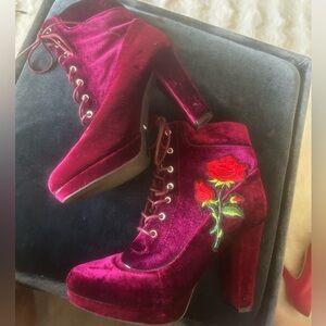 Elegant Velvet Ankle Boots with Rose Embroidery